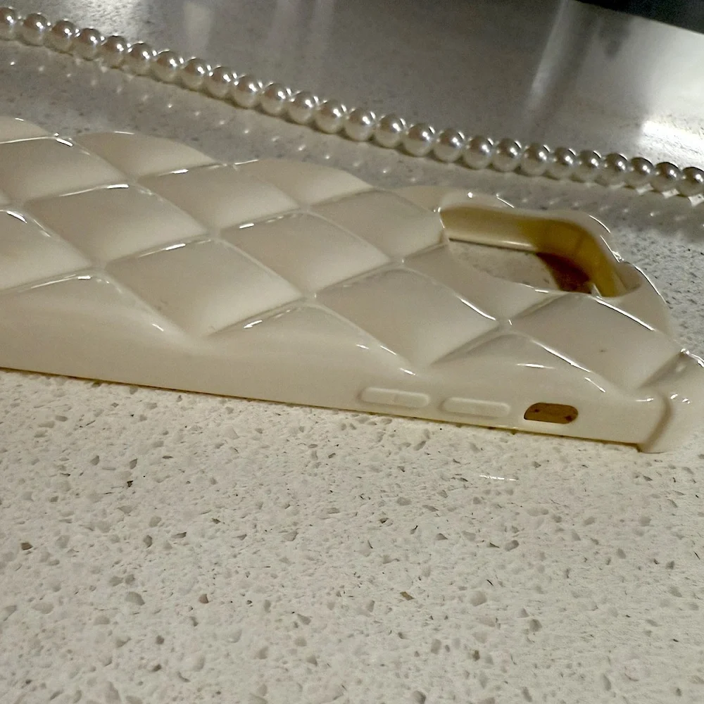 iPhone 14 Pro case with Pearl Hand Strap and Crossbody Strap - Picture 3 of 10